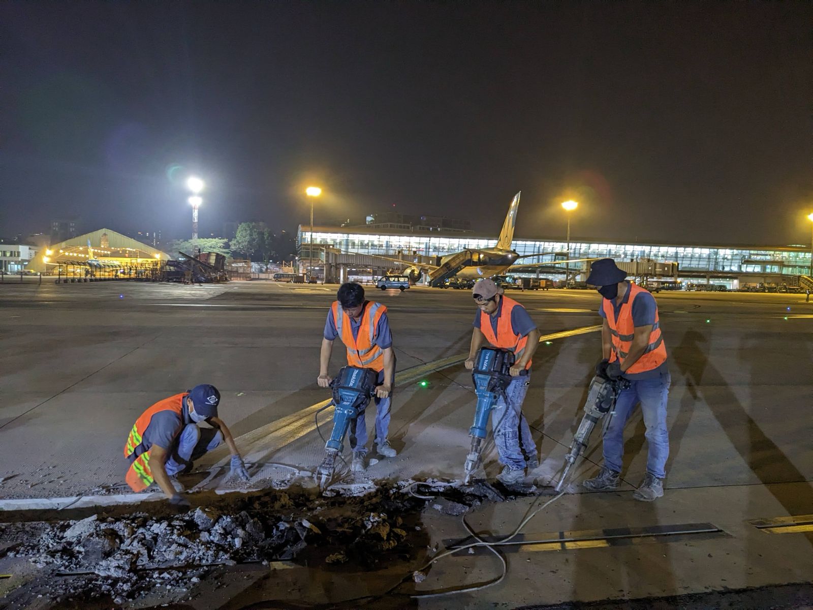 Night works for rapid airport taxiway concrete pavement repair by Uretek Asia
