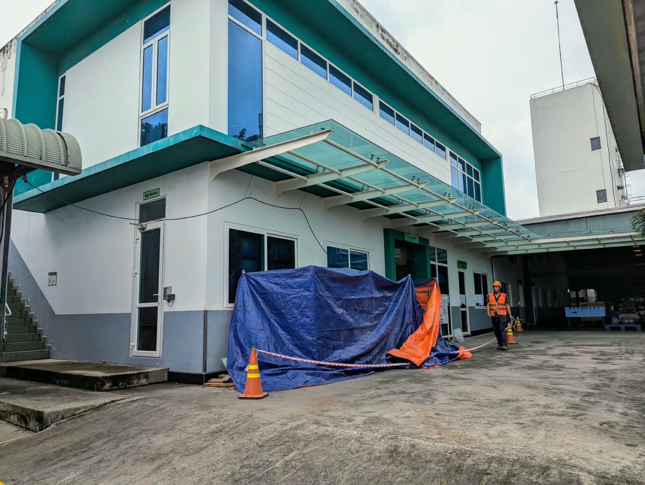 Second overview of the office building and work area