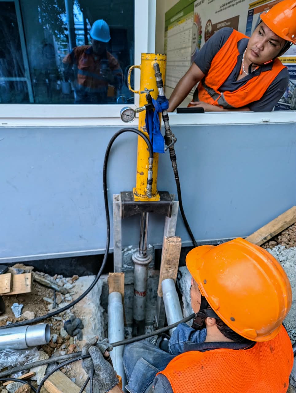 Hydraulic installation of a steel micropile